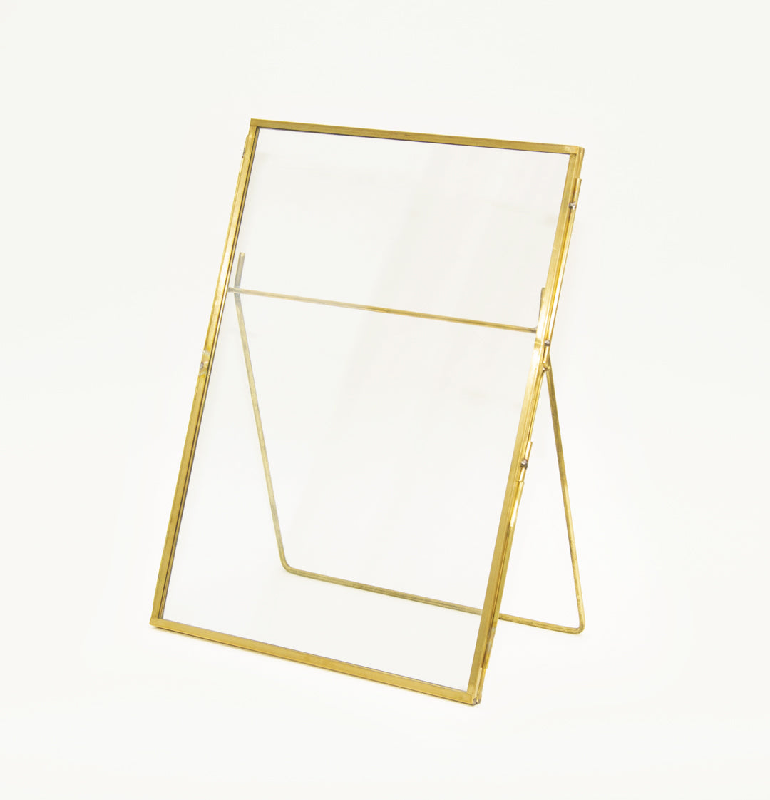 Suuri kultainen metallikehys, jossa on kaksinkertainen lasi