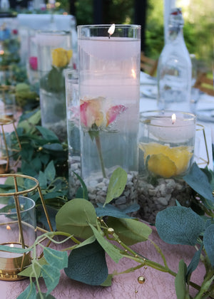 sylinterimaljakot, kukat ja kellukynttilät vedessä