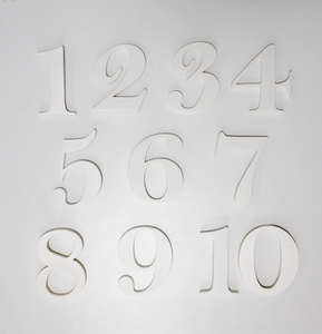 Tyylikkäät valkoiset muotoonleikatut pöytänumerot ovat paksua muovia